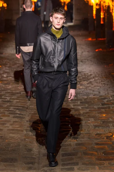 Look 16